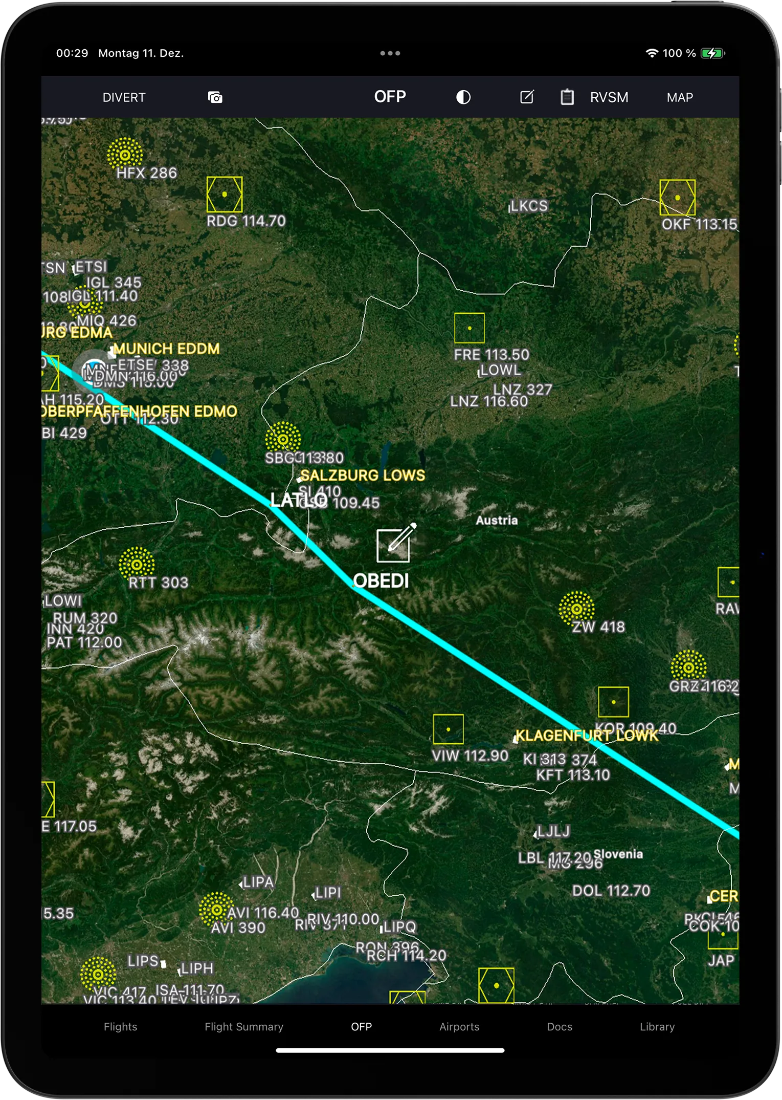 smartEFB app displaying a flight route map with waypoints and navigation data, along with the Smart Notes feature for pilots to create alerts, timers, or handwritten notes.